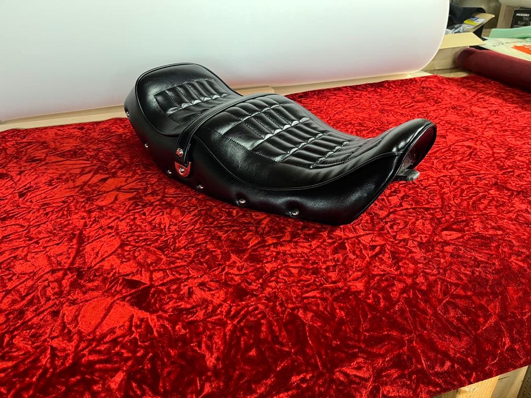 ZRX400 特注シート 完成品 楽天市場】ZRX400 鋲打ち 黒皮 タックロールシート /リベット スタッズ