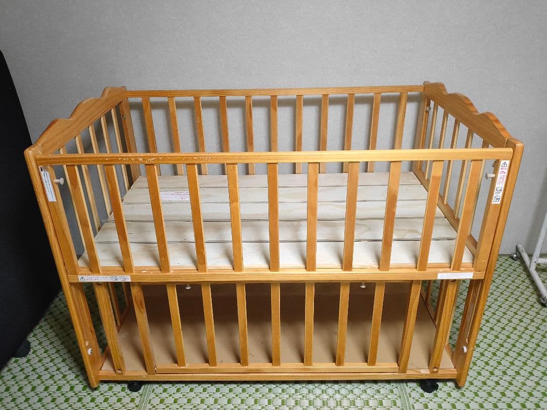 木製ベビーベッド キャスター付き 直接受け渡しも可能 - メルカリ