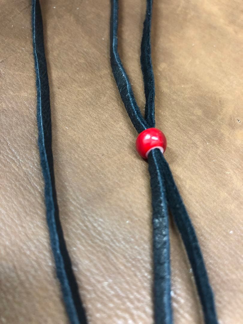 鹿革紐3ミリ、2ミリ、アソートネック28本、朱赤色約ビーズ2