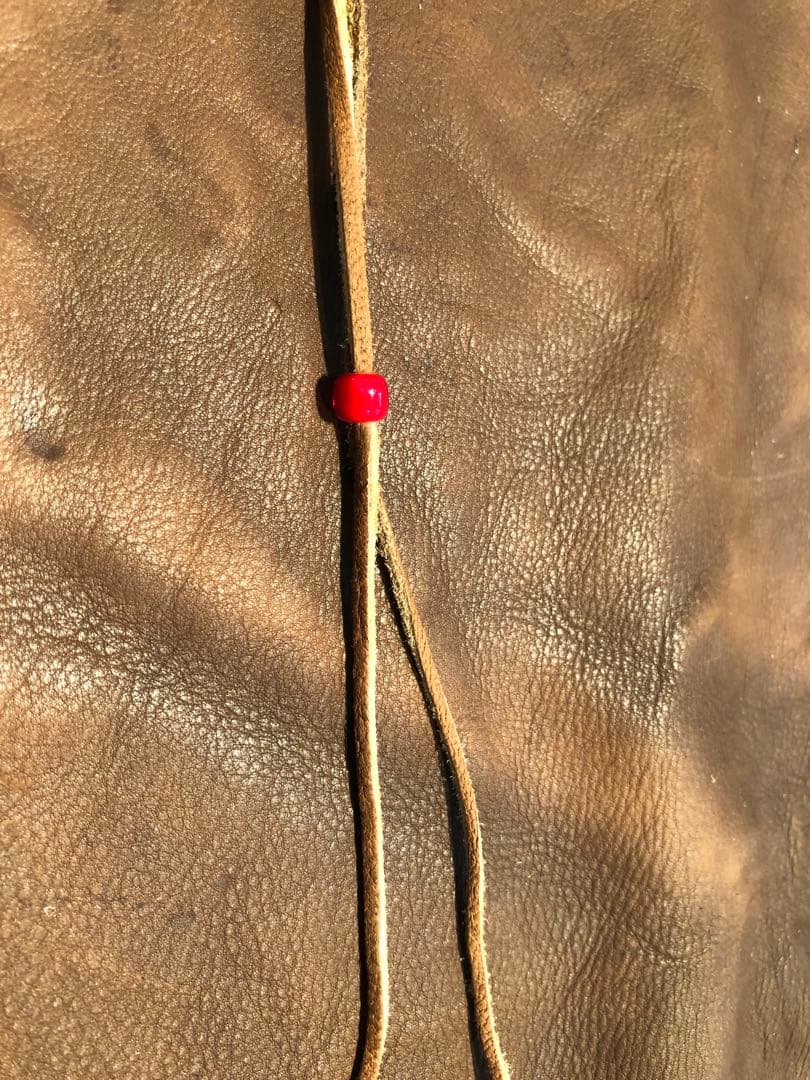 鹿革紐3ミリ、2ミリ、アソートネック28本、朱赤色約ビーズ2