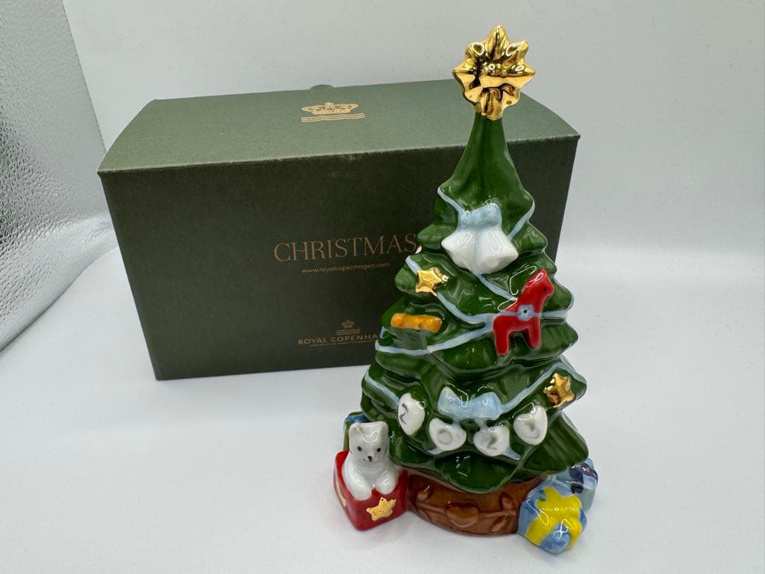   クリスマスツリー2023 丸の内KITTEの2023クリスマス - 巨大なモミの木のツリー、色鮮やかに