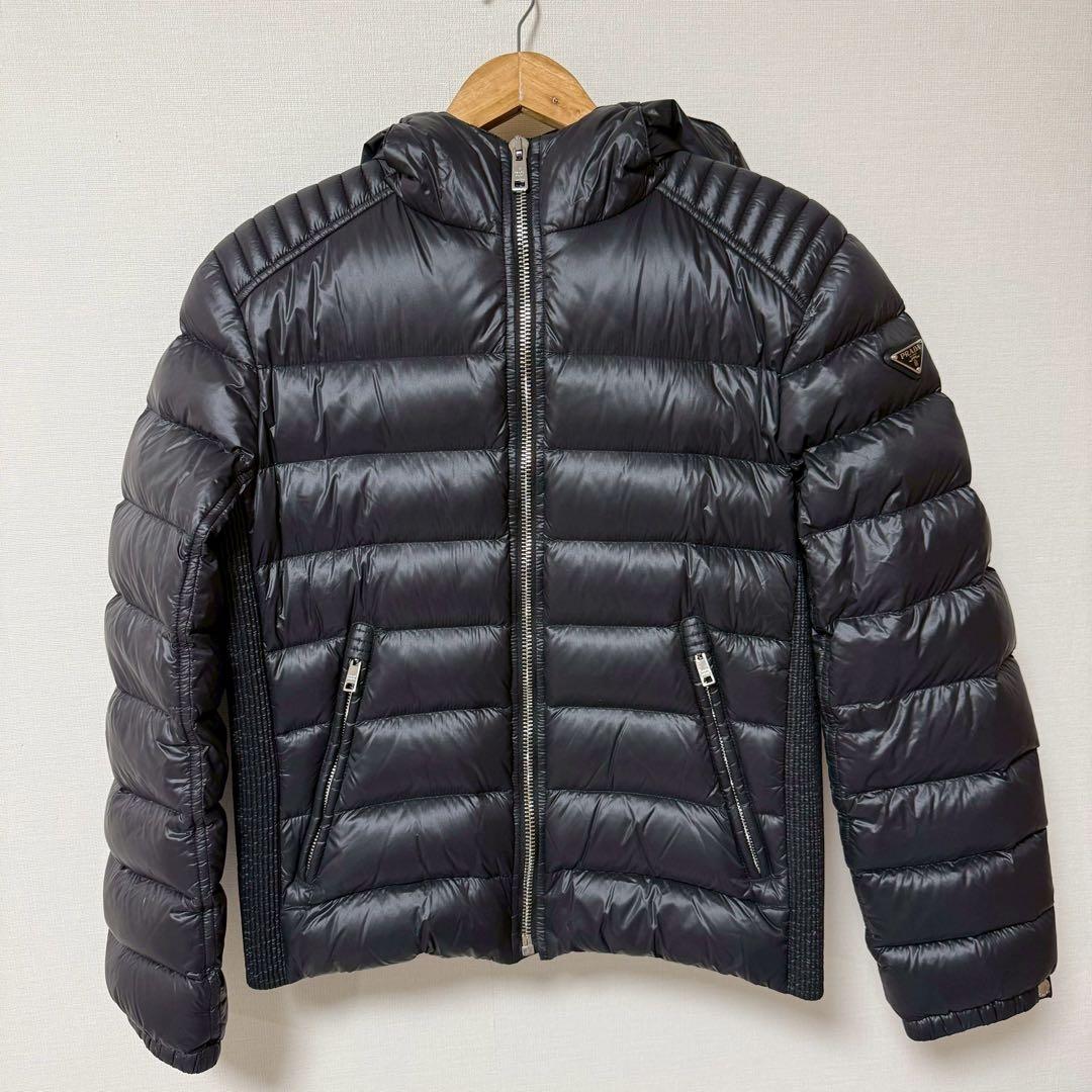 prada プラダ ダウンジャケット ブラック プレート ロゴ ダウンジャケット ブラック 三角ロゴプレート プラダ – RECLO