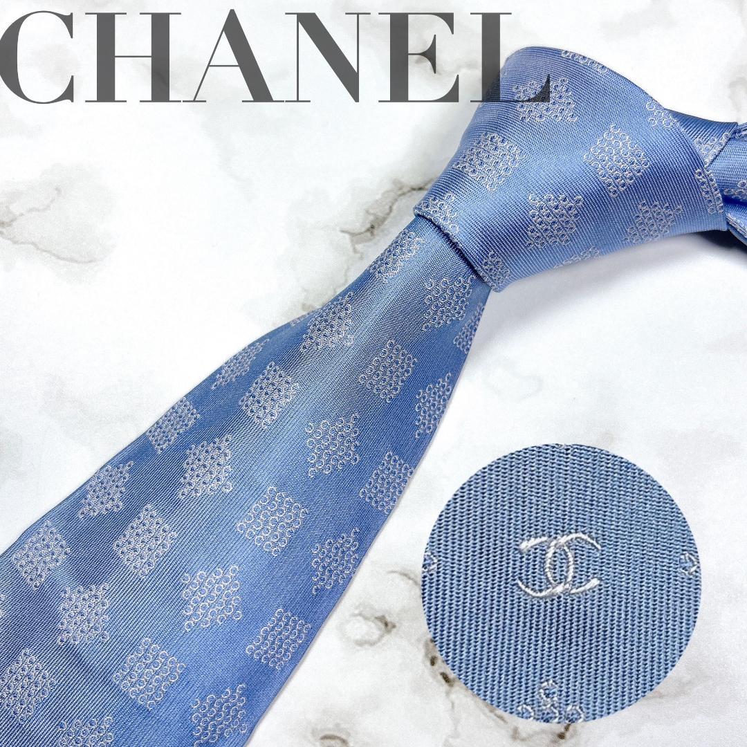 極美品シャネルネクタイ水色現行チェーン幾多 模様入りロゴ光沢