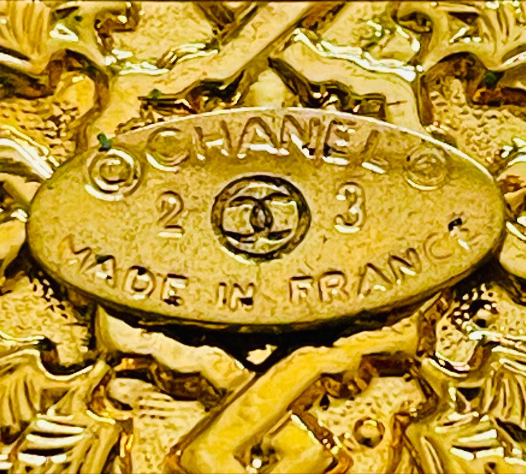 a*e様 CHANEL シャネル 23 グリポア フェイクパール ブローチ - メルカリ