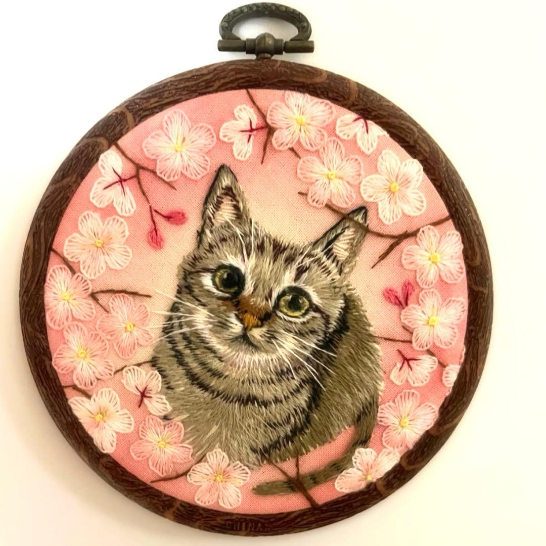 ハンドメイド刺繍フレーム 満開桜とキジトラさん - メルカリ