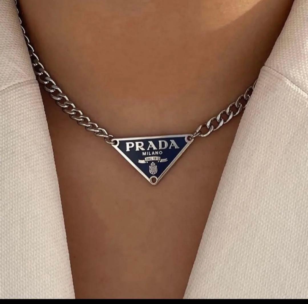 PRADA トライアングルネックレス シルバー - メルカリ