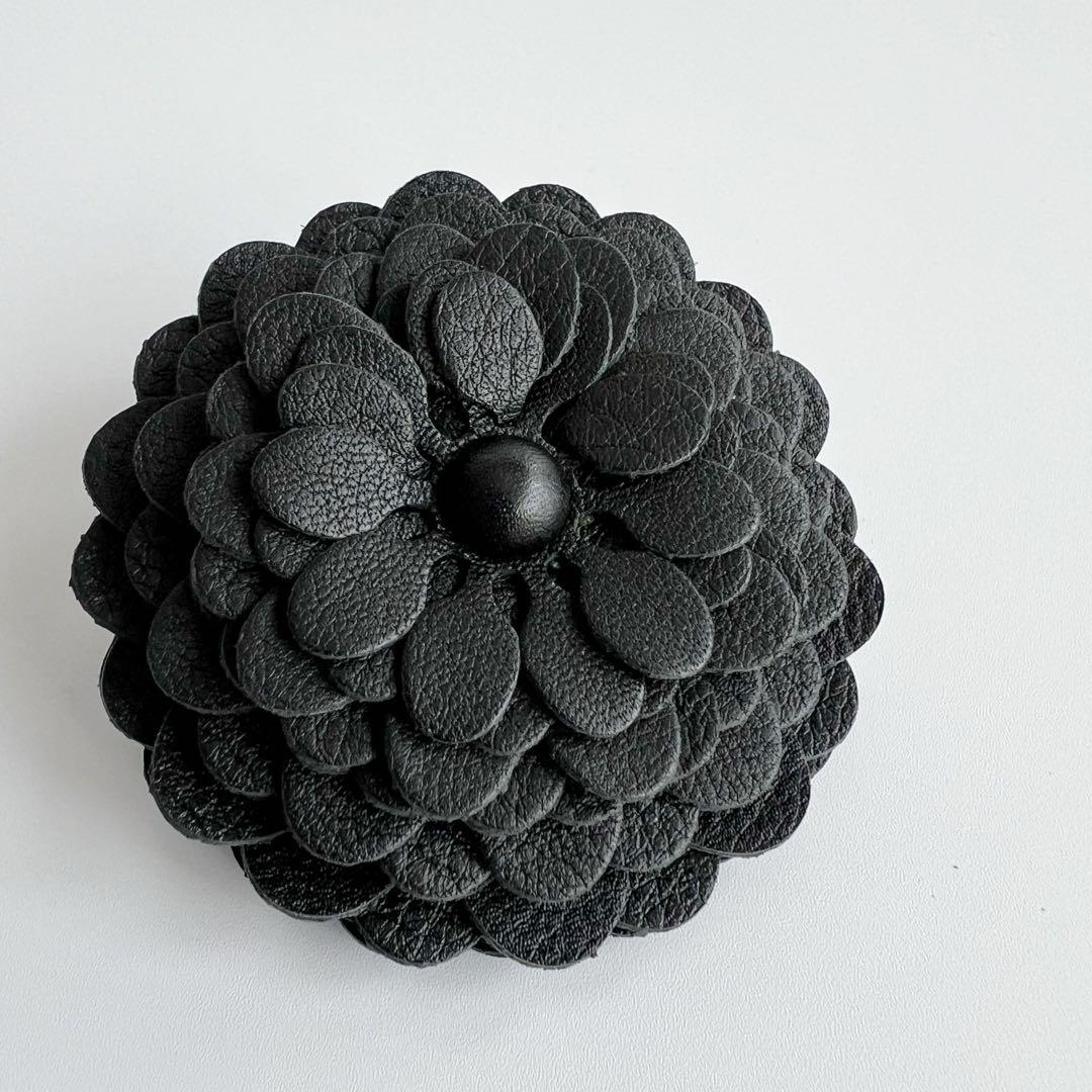 美品 LOEWE ロエベ チャーム スタッドフラワー レザー ブラック 花 LOEWE