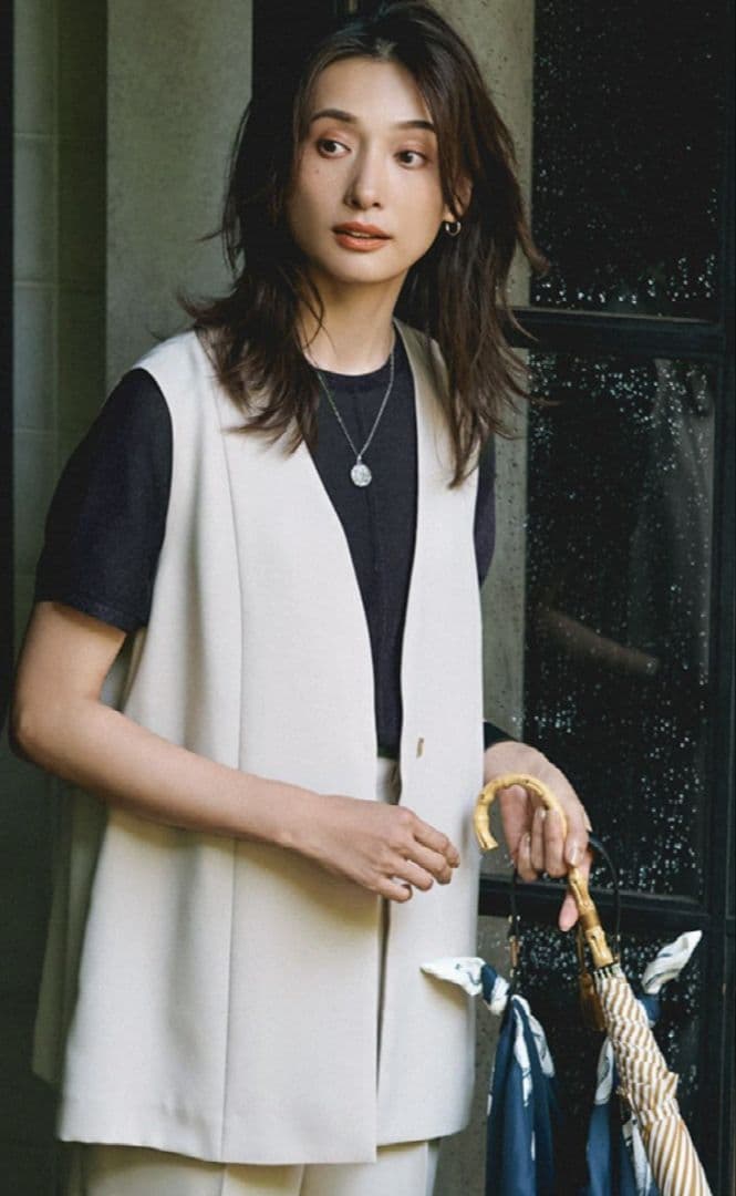 ２３区キューティクルストレッチツイル ジレ 23区 L(ニジュウサンク エル)の【撥水加工/洗える】キューティクル