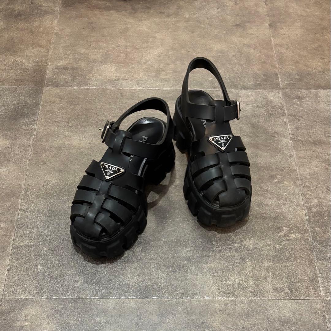訳あり！PRADA モノリス ラバー サンダル PRADA プラダ メンズ ロゴプレート モノリス ラバー サンダル (PRADA