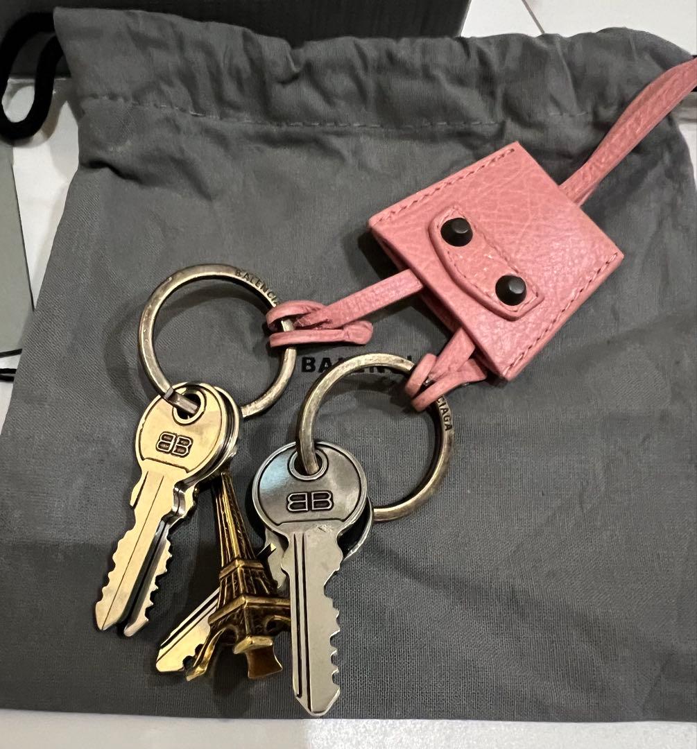 最終価格 バレンシアガ ピンク バッグチャーム エッフェル塔