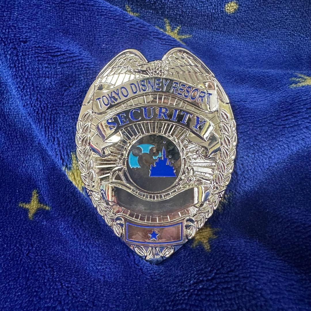 非売品】東京ディズニーリゾート セキュリティキャスト バッジ - メルカリ