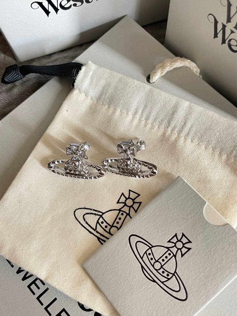 Vivienne Westwood 宇宙船デザインピアス付属品あり - メルカリ