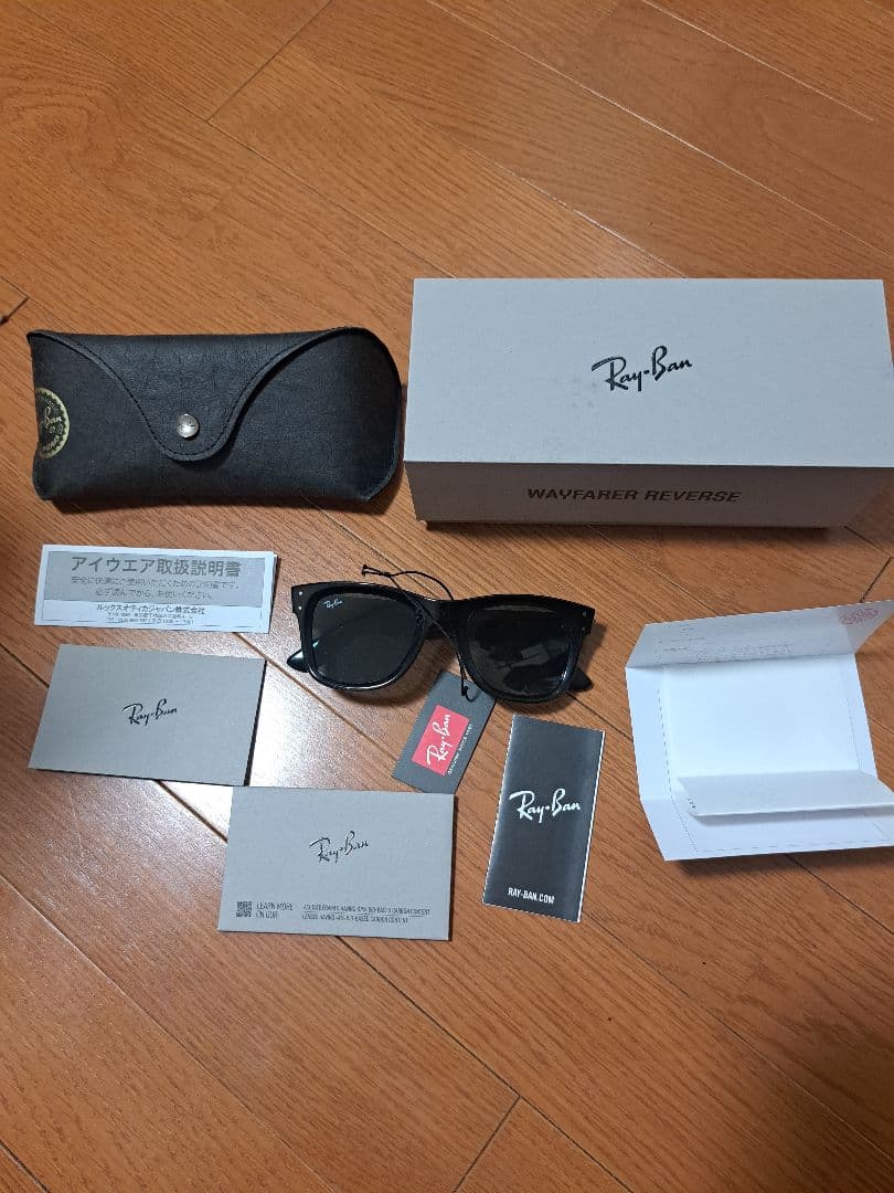 断捨離Ray-Ban Wayfarer Reverse サングラス WAYFARER REVERSE Sunglasses in Black and Dark Green - RBR0502S