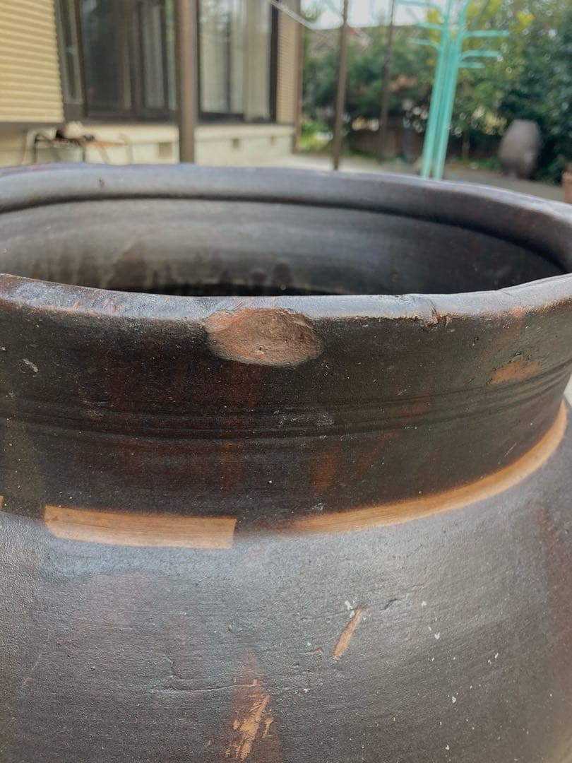 古民具】大型 渋い黒釉 、ダークブラウン陶器の甕。 アンティーク