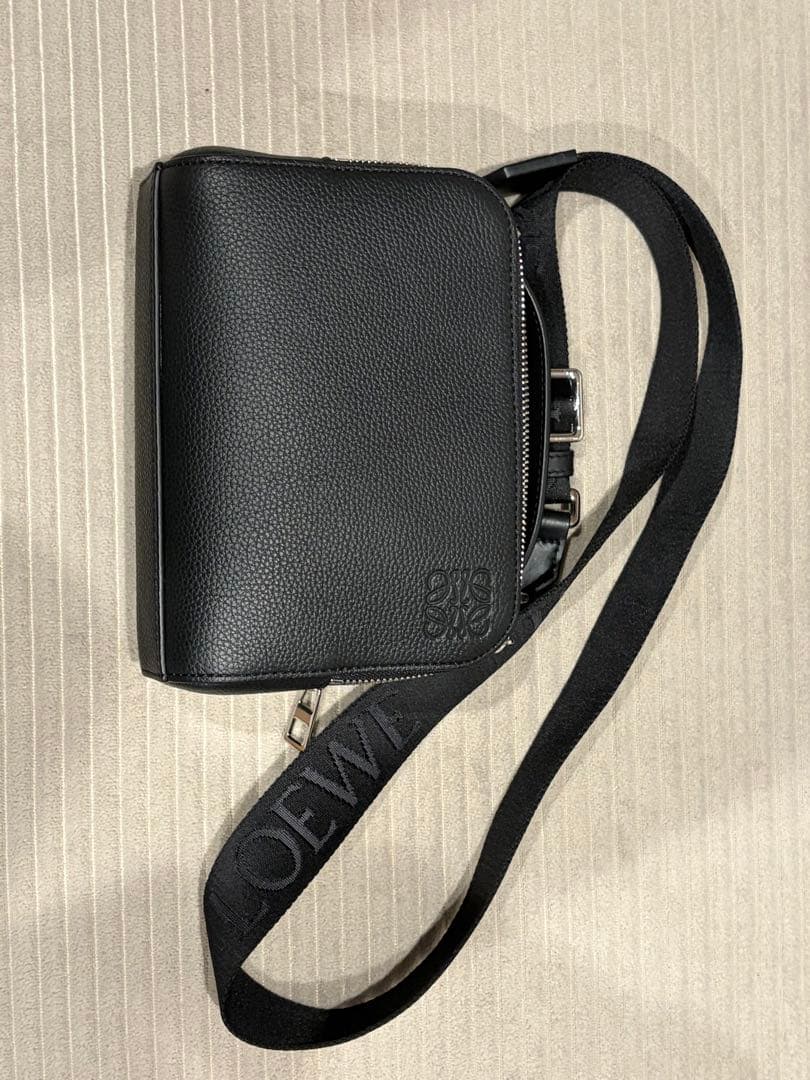 極美品LOEWE クロスボディ カメラバッグ ミニ（ソフトグレインカーフ） クロスボディ カメラバッグ ミニ（ソフトグレインカーフ） ブラック