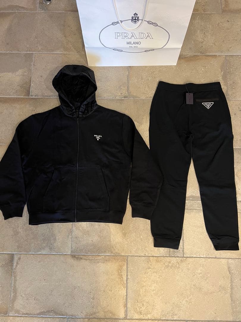 春PRADA プラダ　セットアップ　ジップフーディパーカー&パンツ ブラック　黒 春PRADA プラダ セットアップ ジップフーディパーカー&パンツ ブラック