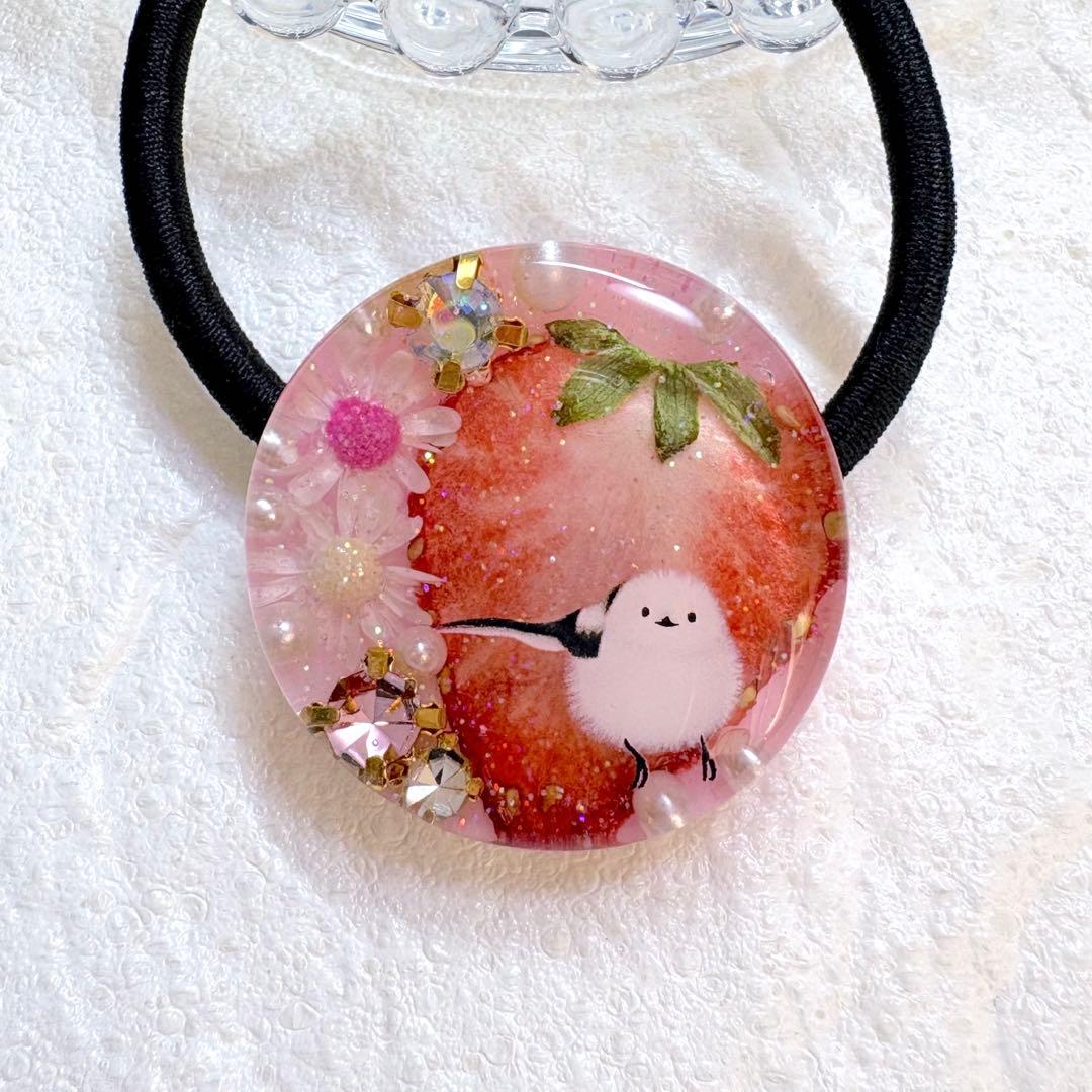 ⑤-①レジンヘアゴム。シマエナガ。押しフルーツ。苺。ビジュー