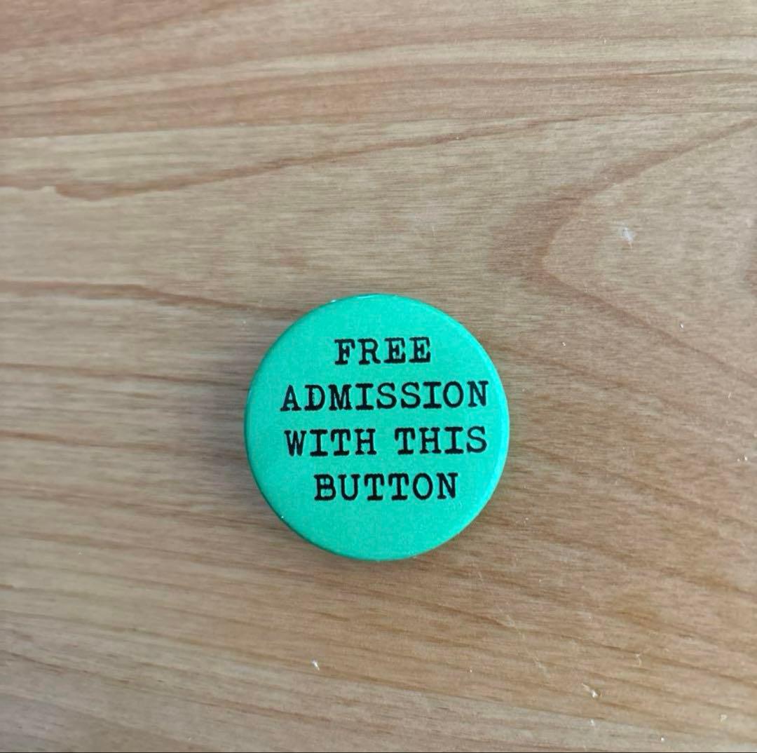 希少✨ 美品 プラダ 三つ折り財布 口紅 リップ トライアングル 箱付RAF