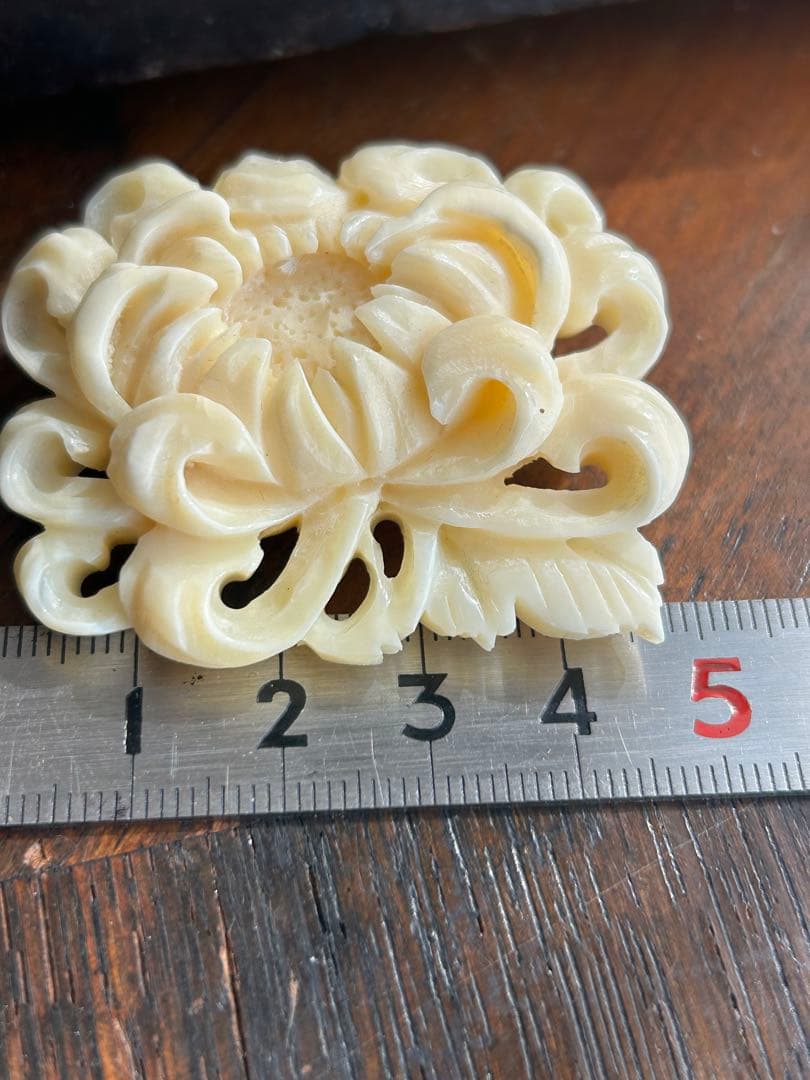 Vintage 美しいマッコウ鯨歯の菊のブローチ - メルカリ