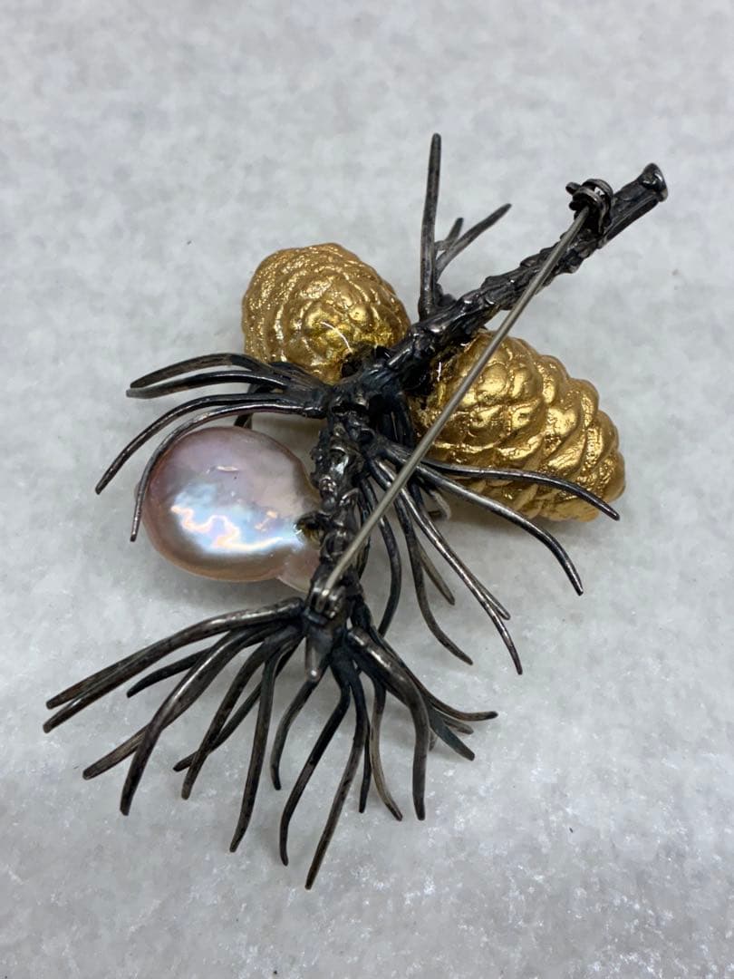 D0104A）希少 925 銀 本真珠 パール 松ぼっくり 松 ブローチの通販はau