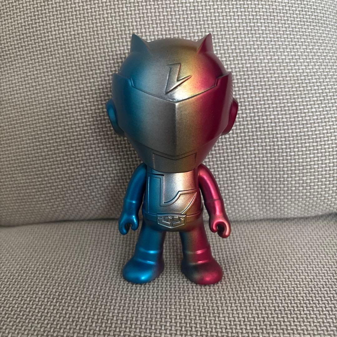 レオンチャンネル　Oneup.24th ソフビ レオンチャンネルソフビ Ver.2 闇落ちカラーが10月1日（日）に発売