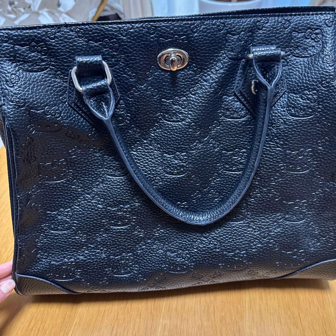 ラウンジフライ　ハローキティ コラボ型押しトートバッグ 黒 ラウンジフライ ハローキティ コラボ型押しトートバッグ 黒 - メルカリ