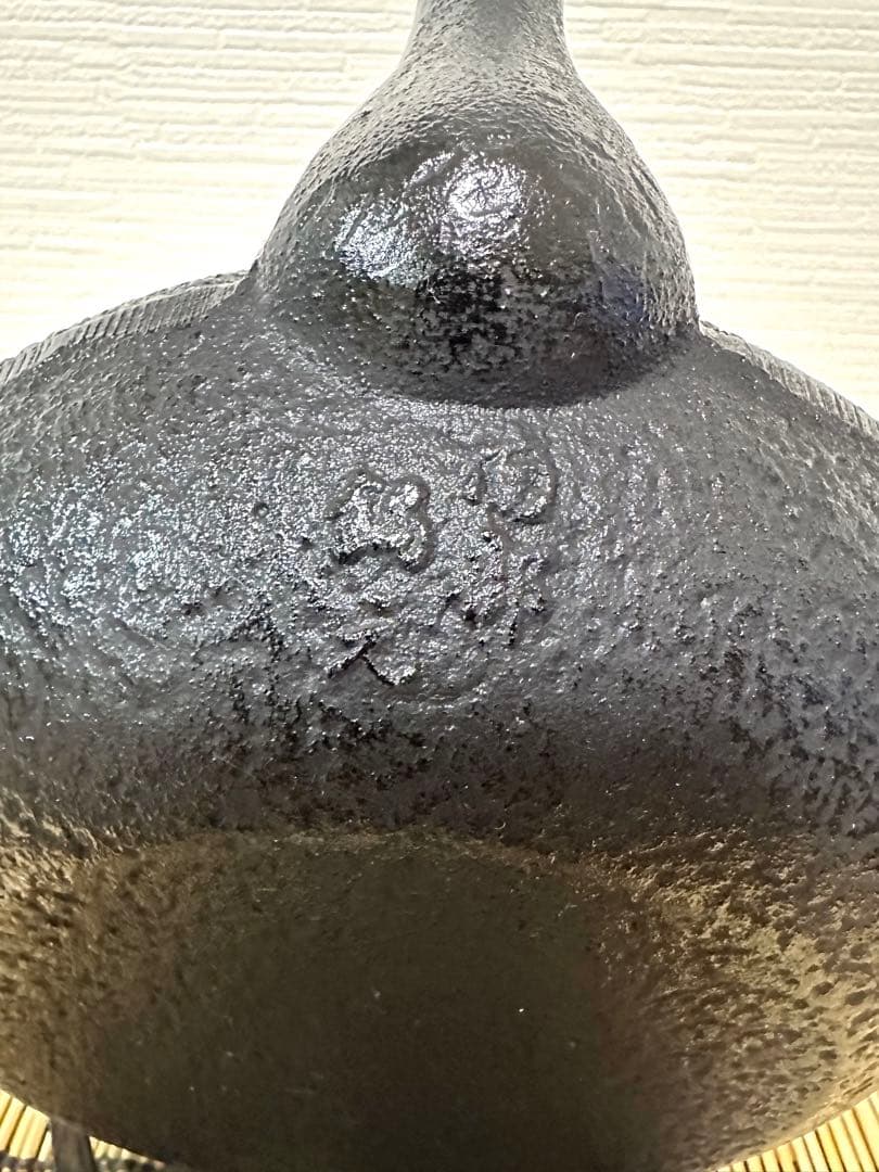 未使用品、供箱付 南部雲南堂鍋元造 15型丸平形アラレ 鉄瓶 南部鉄瓶