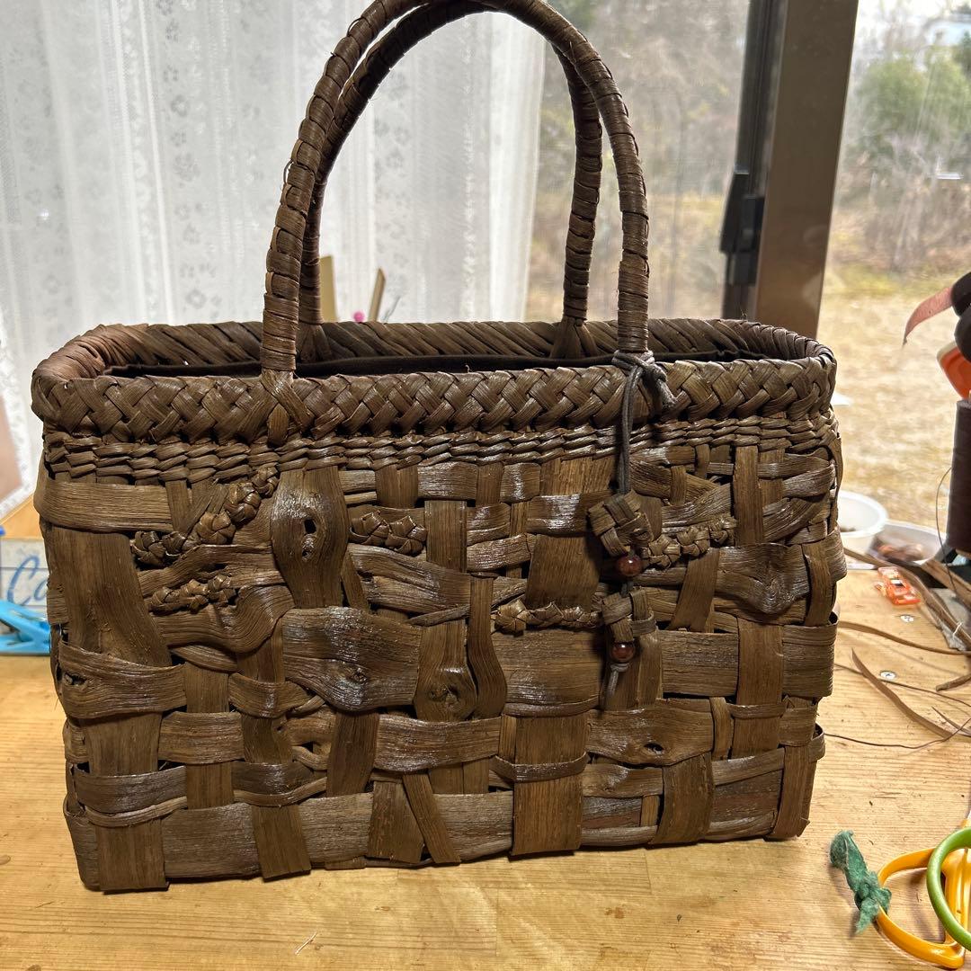 国産山葡萄バック　磨き上げたつやをみて下さい 職人技で甦る！国産山葡萄バッグの修理解説動画を公開 | 株式会社山岸