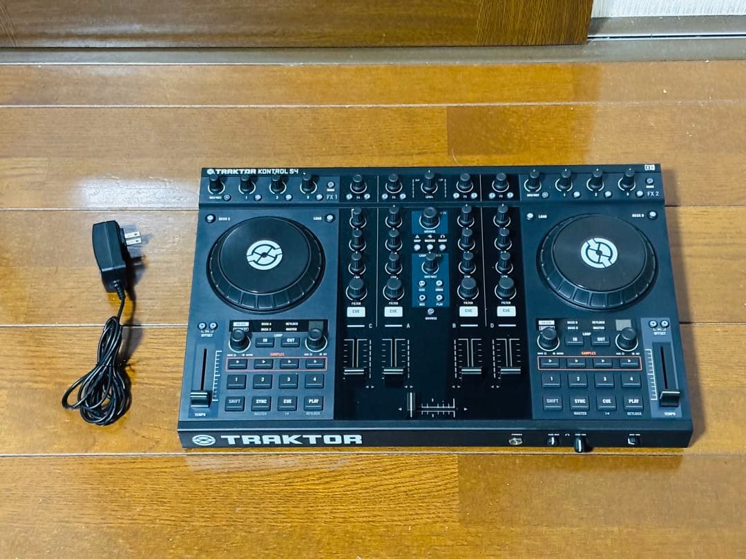 NI 4ch DJコントローラー　TRAKTOR KONTROL S4 Traktor Kontrol S4: 4-channel DJ controller
