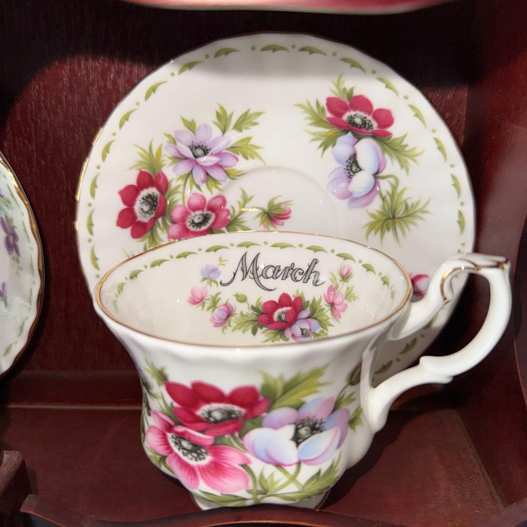 廃盤 希少】 専用飾り棚付 ロイヤルアルバート フラワーオブザマンス