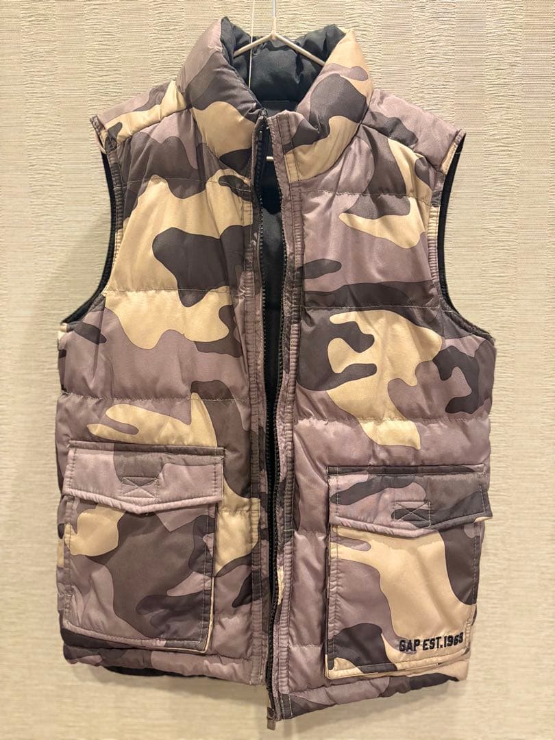 GAP 迷彩ダウンベスト - メルカリ