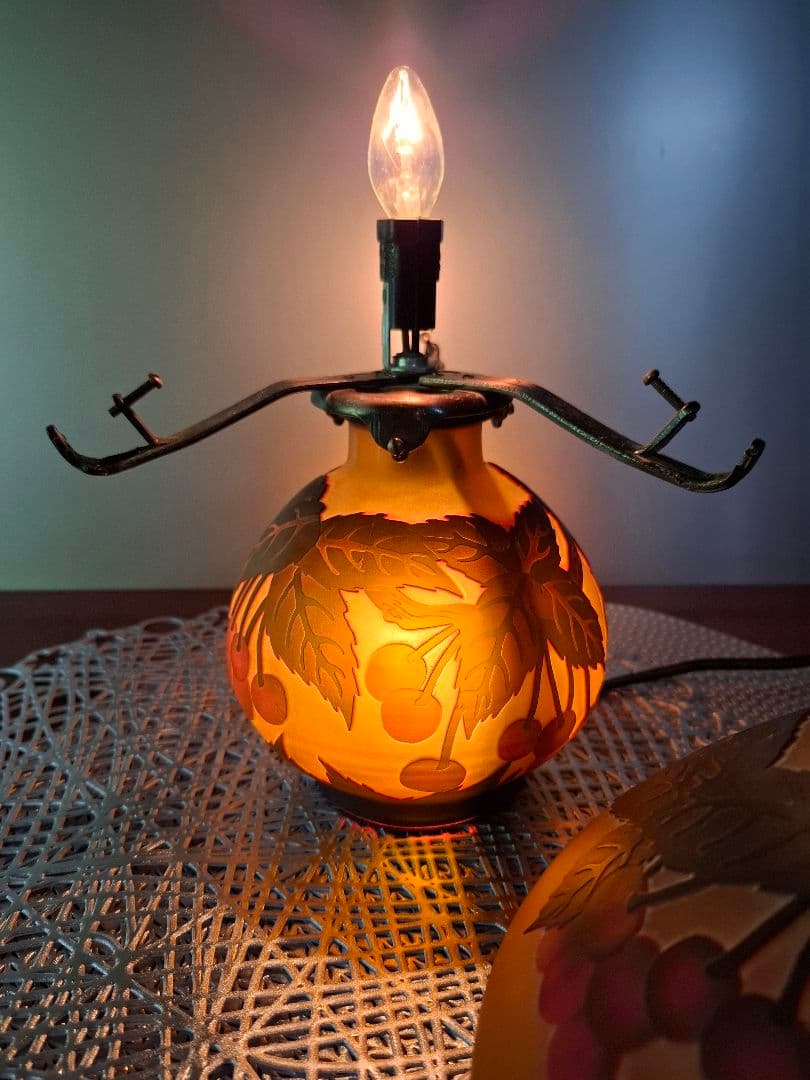 限定セール‼️アンティークガレ風キノコ型 テーブルランプ 被せガラス