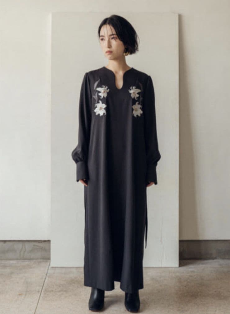 iCONOLOGY 花を着るワンピース 百合 - メルカリ