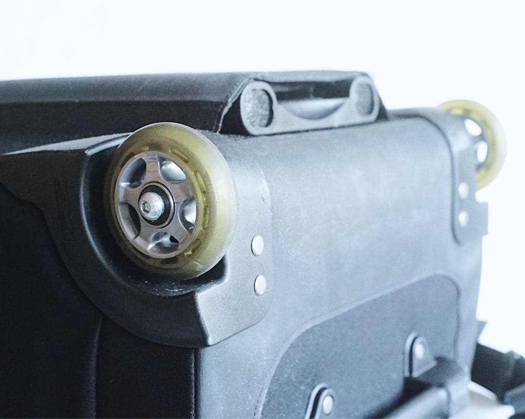 シンクタンクフォト キャリーバッグ / 21.7L / ブラック/ PC収納可