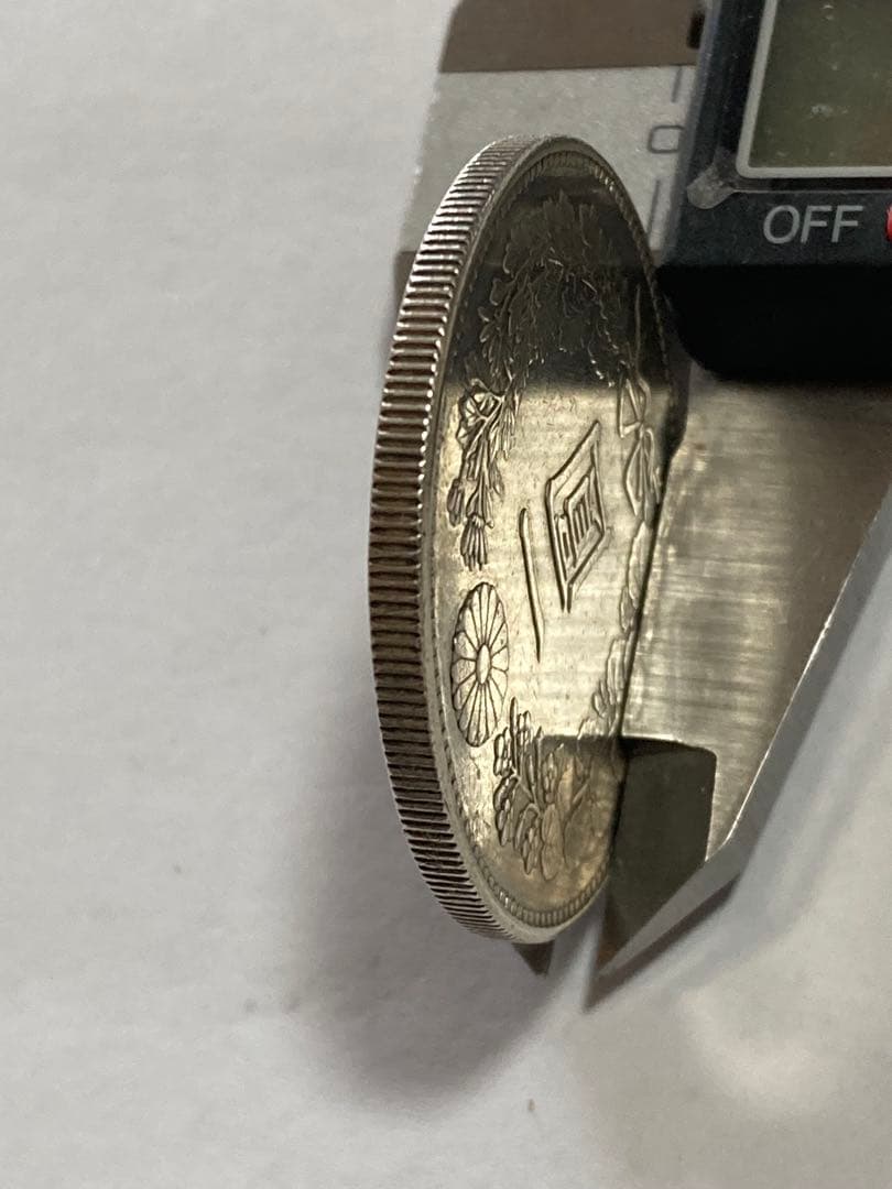 新一圓銀貨 明治23年 菊紋・竜 - メルカリ