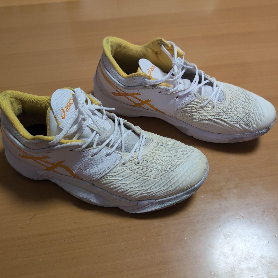 asics バスケットボールシューズ ホワイト/イエロー - メルカリ