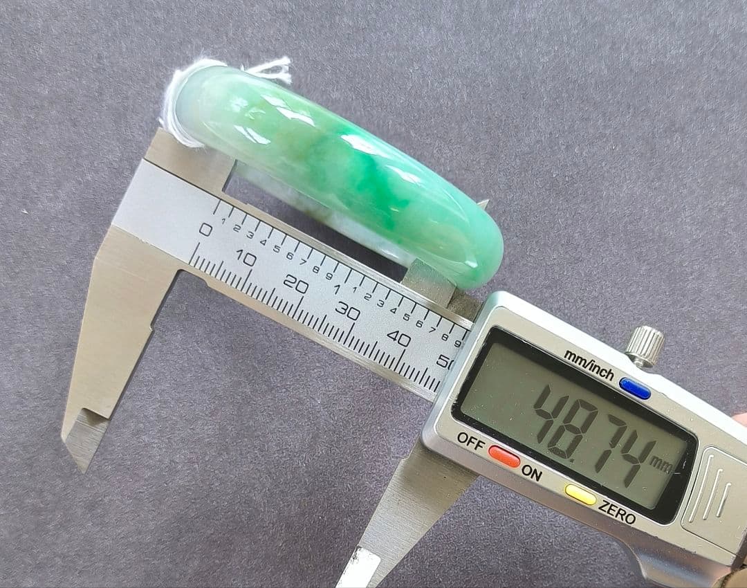 日本鑑別書付】ミャンマー産本翡翠の貴妃バングル(内径54×49ミリ弱