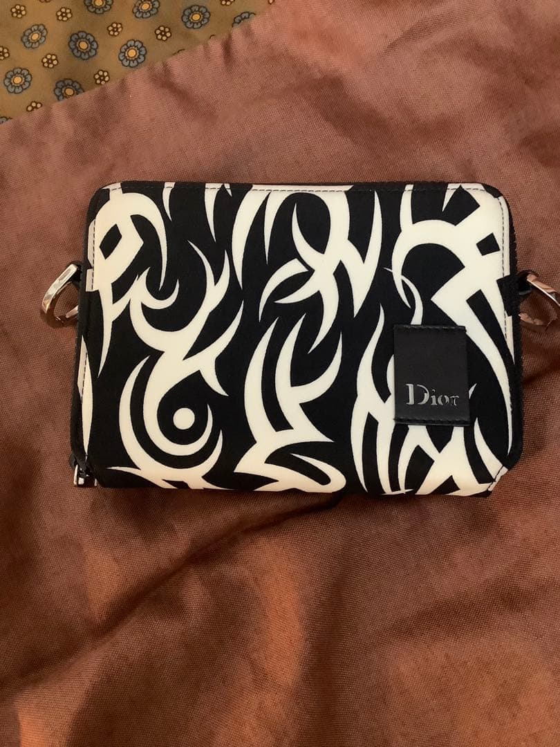 18aw Dior homme トライバル バッグ 黒×白 ディオール オム、カスタマイズできるミニバッグが新登場