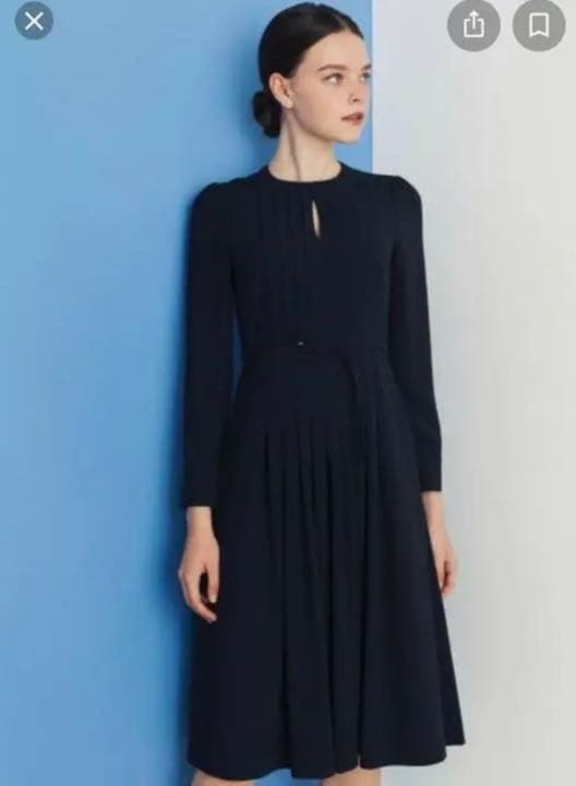 美品 CELFORDセルフォード バックサテンプリーツワンピースの通販はau