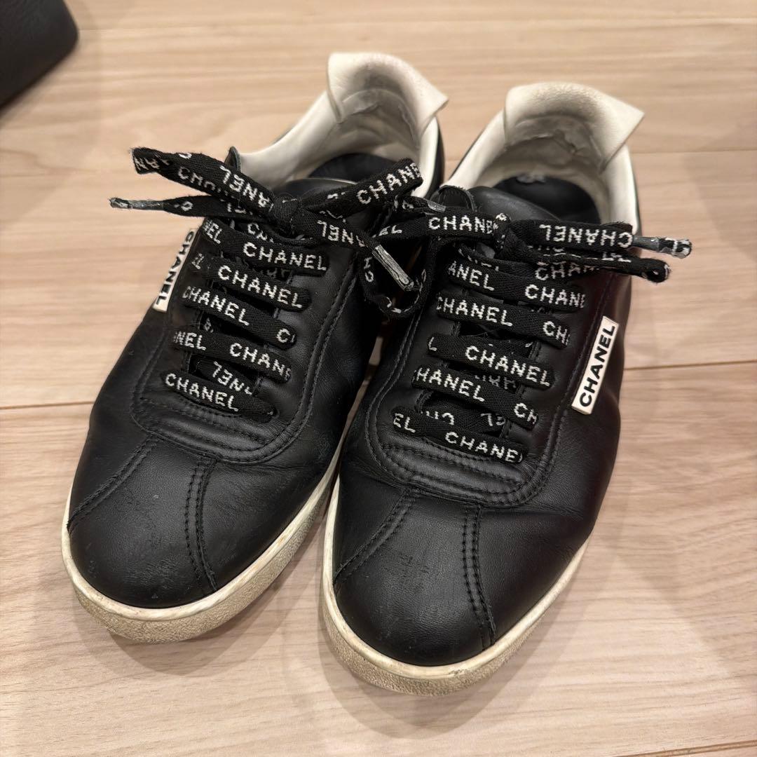 CHANEL ブラック スニーカー - メルカリ