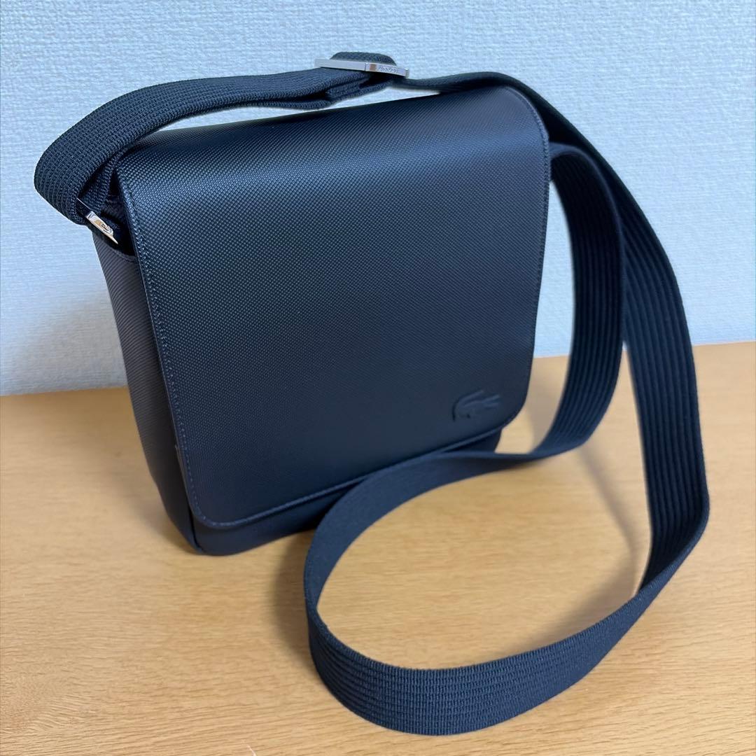 【美品】ラコステ　ショルダーバッグ　ブラック ラコステ LACOSTE ローラレザーショルダーバッグ（ブラック） -靴