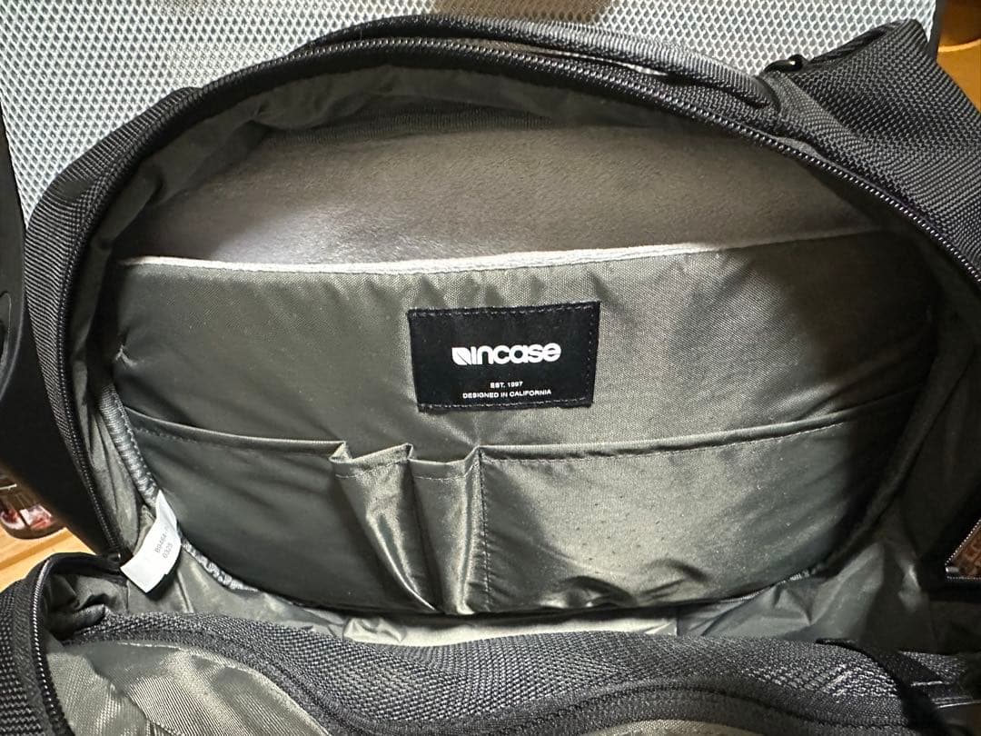 バッグ incase Tracks Sling / 7L -Black-