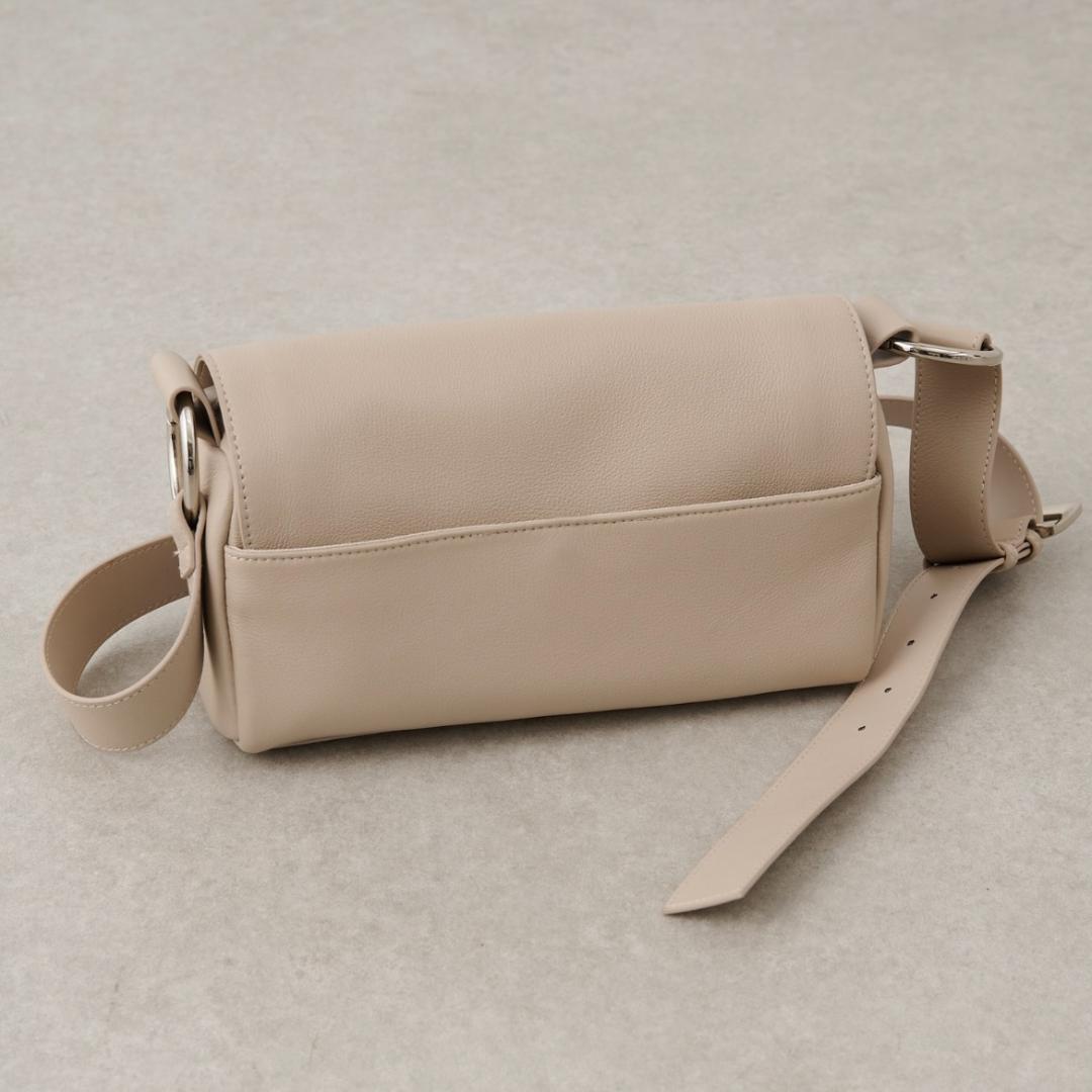 新品タグ付】ビアズリー レザー ボディバッグ ベージュ - メルカリ