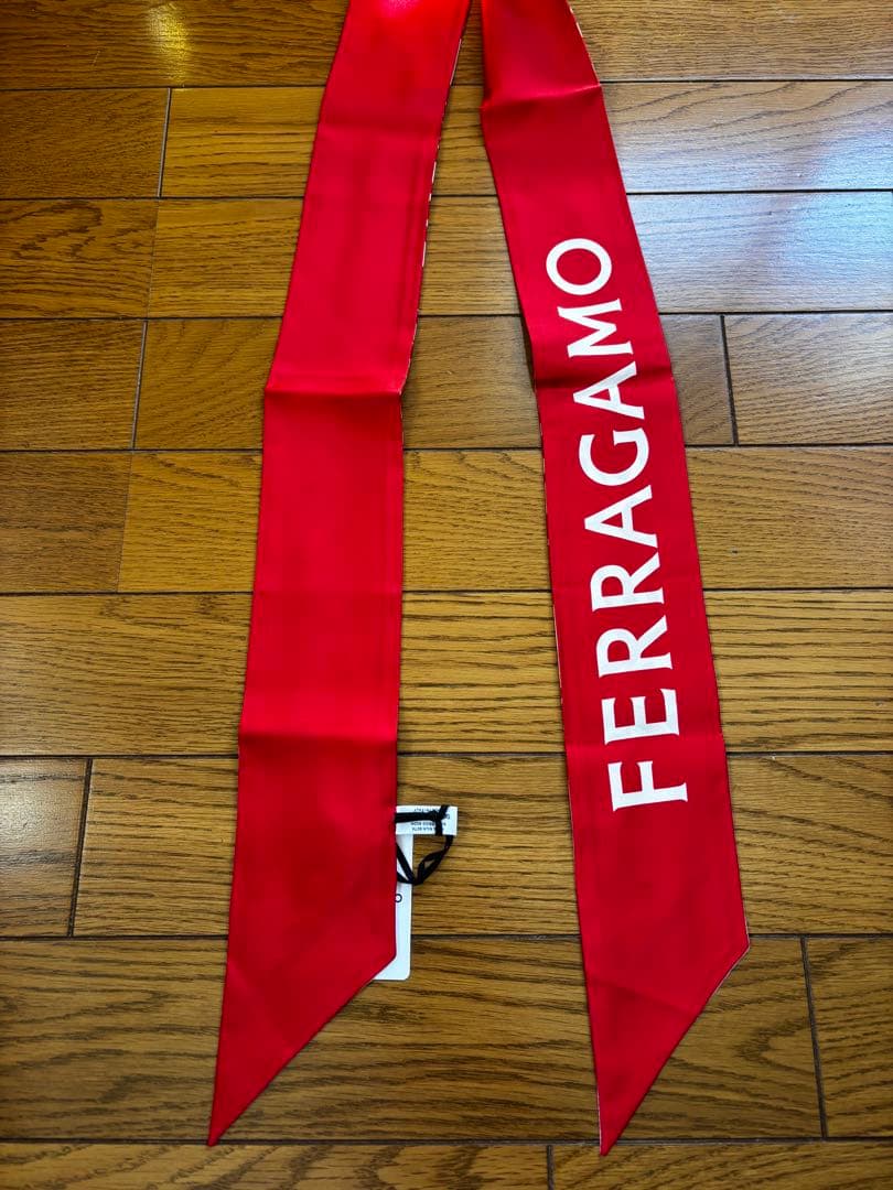 新品未使用】FERRAGAMO 花柄スカーフ バンドゥ赤②の通販はau PAY
