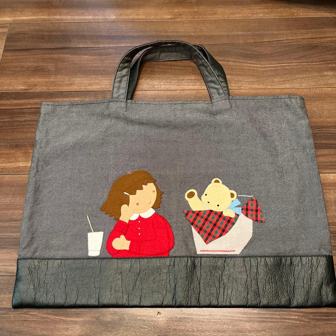 ファミリア 女の子とクマの刺繍トートバッグ - メルカリ