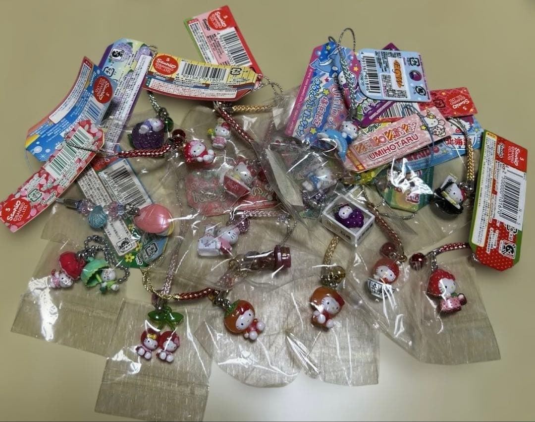 ハローキティ　ご当地限定キティ24個(使用済みもあり)＋キーホルダー　まとめ売り ハローキティ ご当地限定キティ24個(使用済みもあり)＋キーホルダー