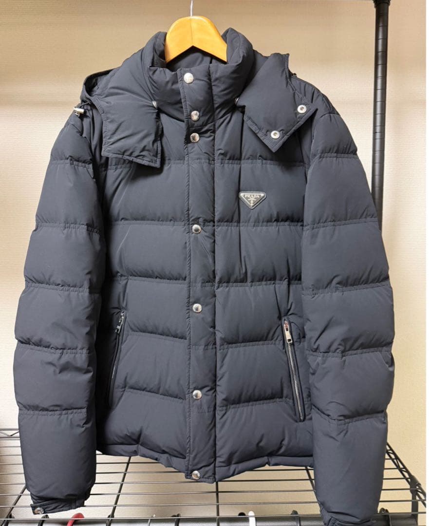 週末最終セール　PRADA フード付きダウンジャケット ブラック　サイズ48 PRADA プラダ セール 人気 ロゴ フード ダウン コート メンズ 黒