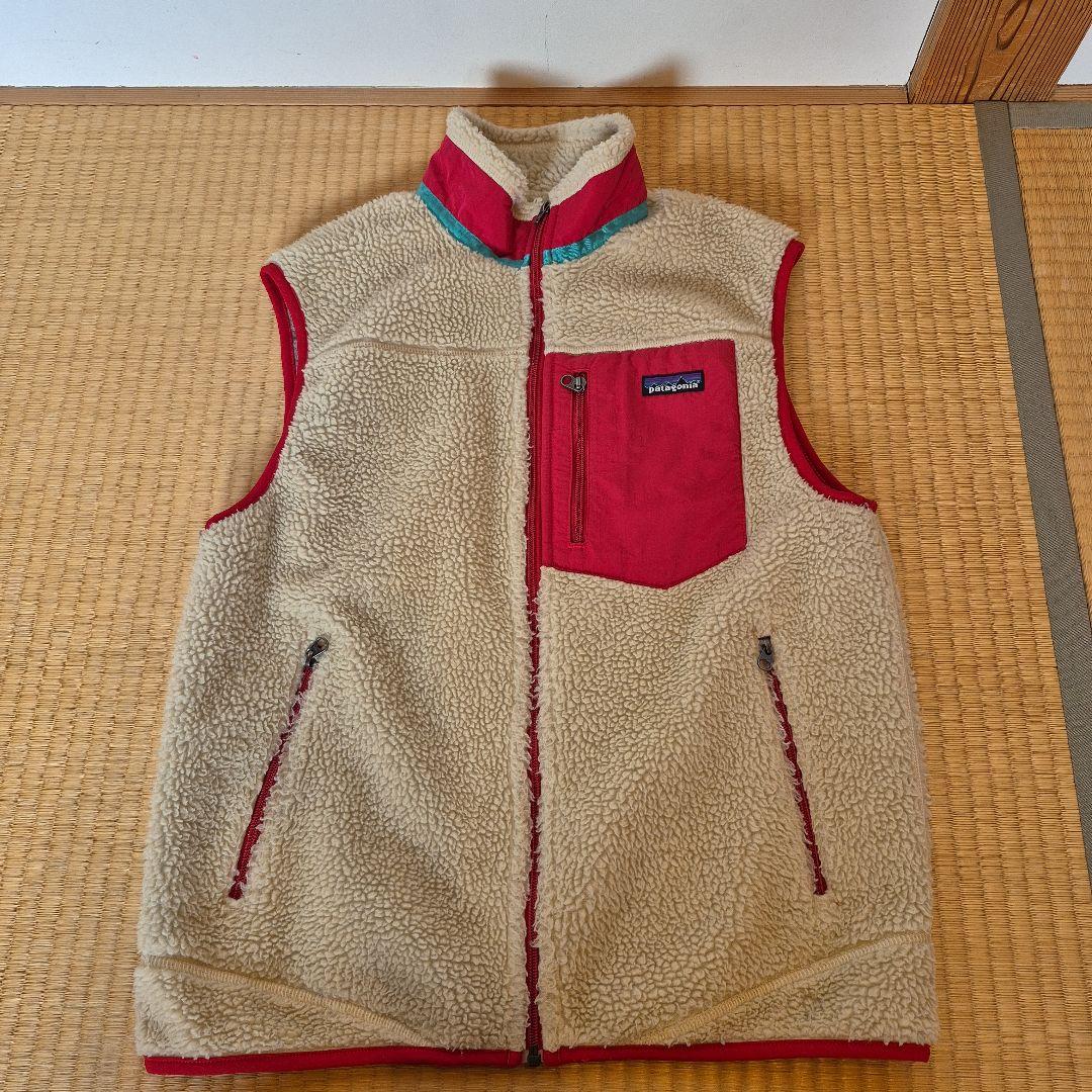 patagonia フリースベスト ベージュ/レッド patagonia フリース ベスト ベージュ/レッド - メルカリ