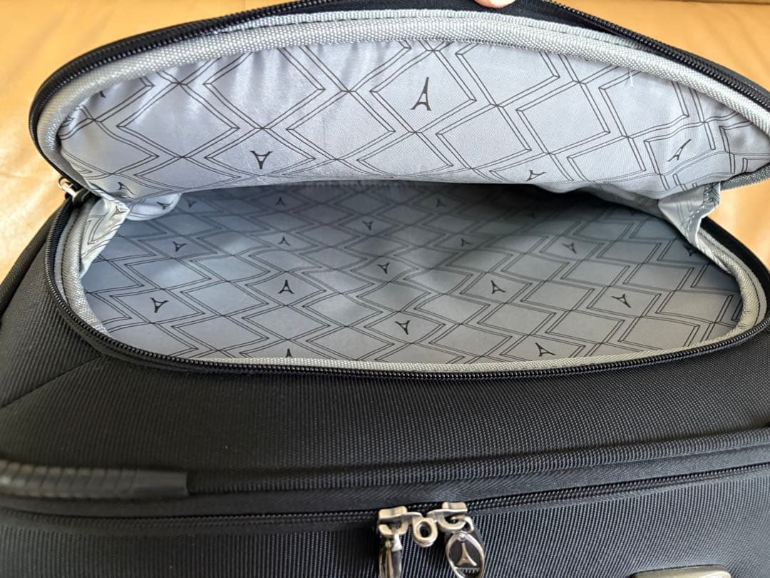 週末値下げTravelpro Crew10 Rolling Tote - メルカリ