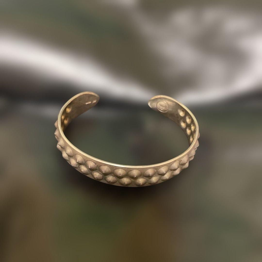 シルバー　打ち出しスタッズバングル ステンレス スタッズバングル ゴールド シルバー 燻銀 金 銀 スタッズ